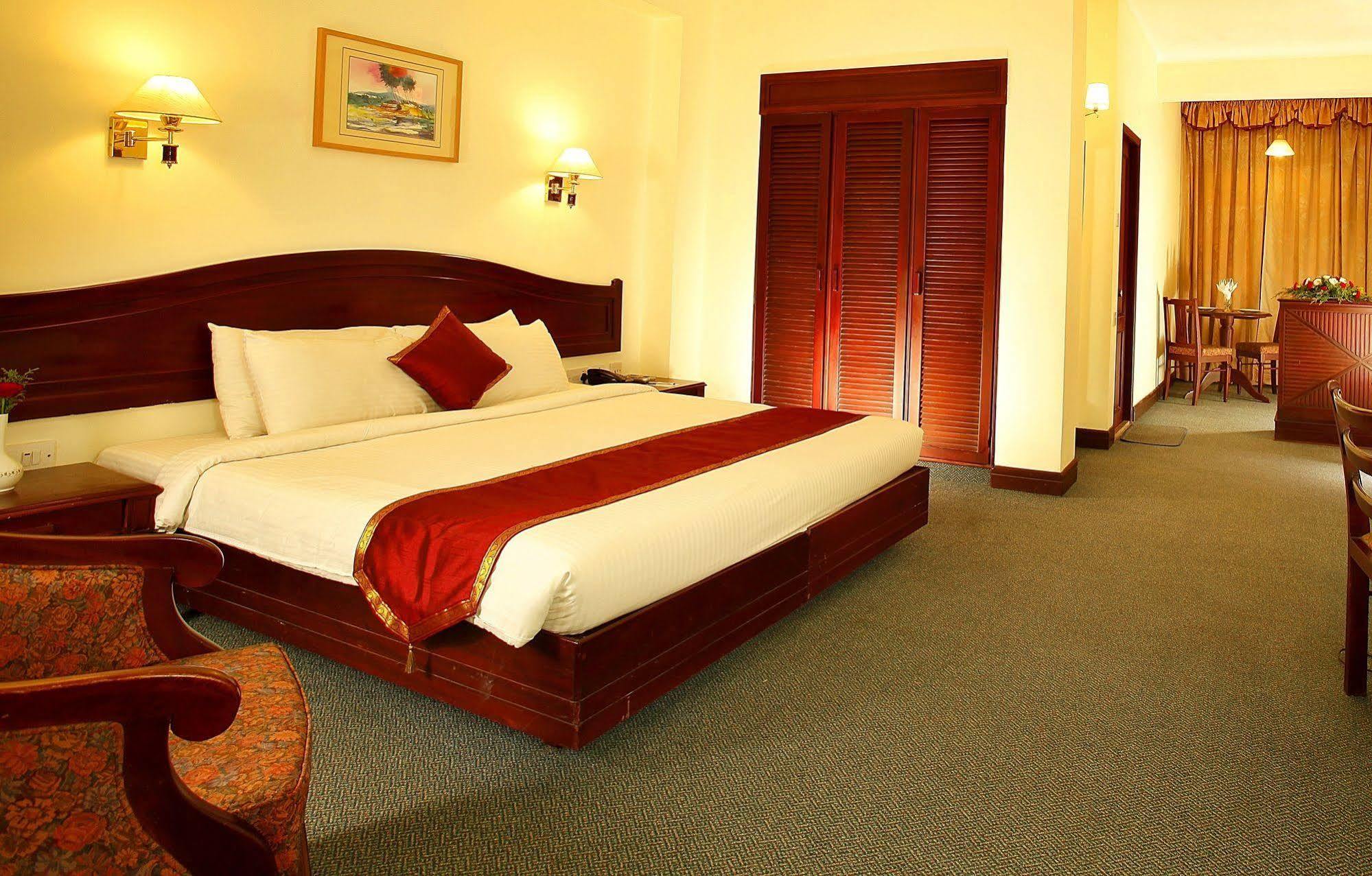 The International Hotel Kochi Exterior foto